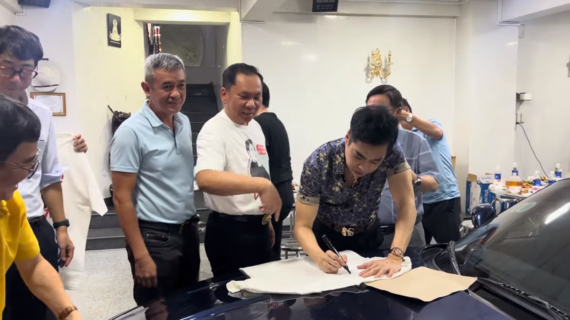 Ngọc Sơn mở tiệc trong biệt thự dát vàng 1000 tỷ, ai tới cũng được một thứ- Ảnh 1. Ngọc Sơn mở tiệc trong biệt thự dát vàng 1000 tỷ, ai tới cũng được một thứ- Ảnh 1.