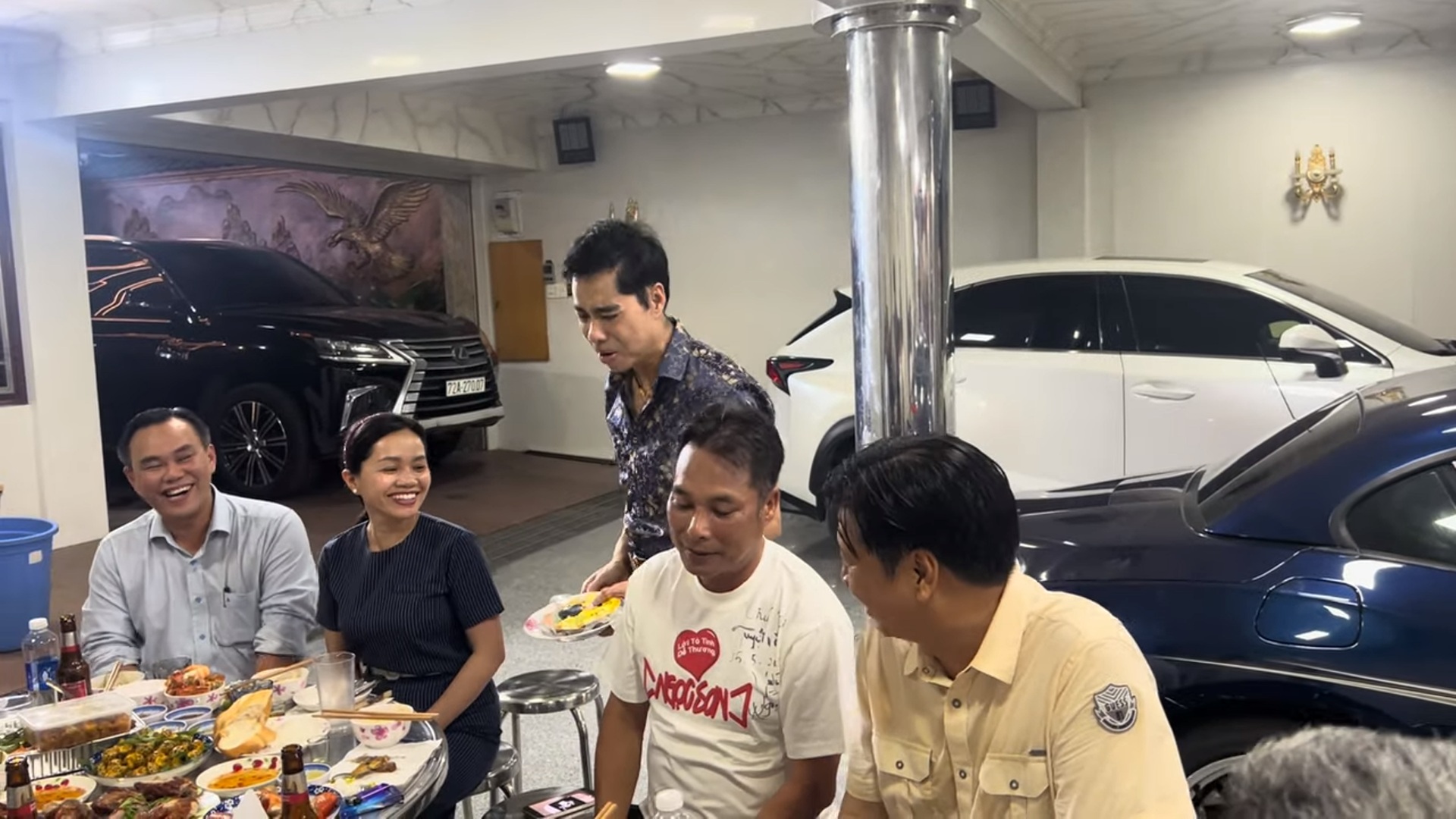 Ngọc Sơn mở tiệc trong biệt thự dát vàng 1000 tỷ, ai tới cũng được một thứ- Ảnh 2. Ngọc Sơn mở tiệc trong biệt thự dát vàng 1000 tỷ, ai tới cũng được một thứ- Ảnh 2.