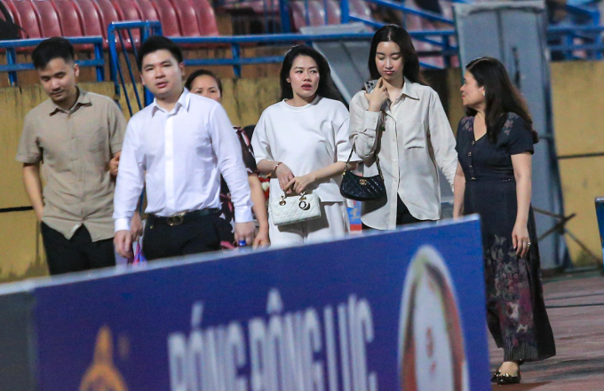 Thái độ của Đỗ Mỹ Linh giữa lúc chủ tịch Hà Nội FC thẫn thờ vì đội nhà thua, khoảnh khắc xôn xao cõi mạng- Ảnh 1. Thái độ của Đỗ Mỹ Linh giữa lúc chủ tịch Hà Nội FC thẫn thờ vì đội nhà thua, khoảnh khắc xôn xao cõi mạng- Ảnh 1.