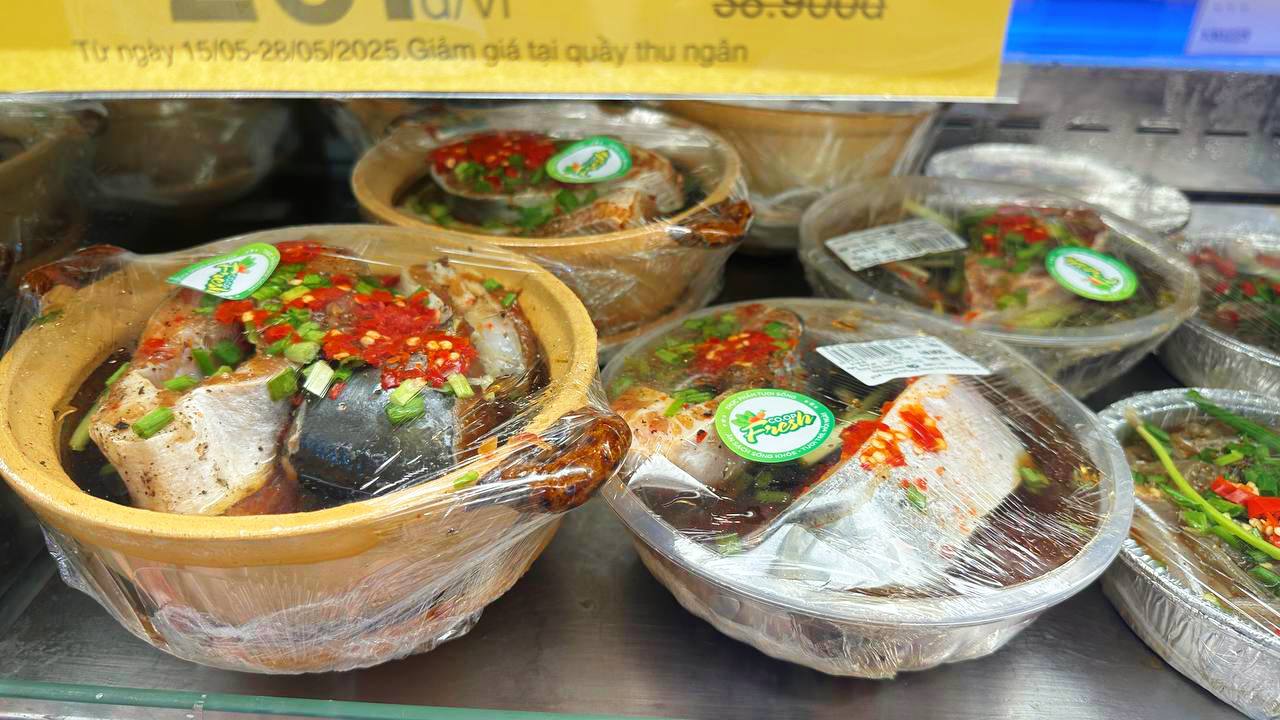 Cận cảnh nồi cá kho chỉ 40k gây sốt ở TPHCM, khách hí hửng vì Cận cảnh nồi cá kho chỉ 40k gây sốt ở TPHCM, khách hí hửng vì