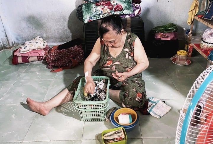 Nữ nghệ sĩ từng nhận cát-xê 1 cây vàng/đêm hát, giờ đi dọn vệ sinh, làm móng dạo- Ảnh 3. Nữ nghệ sĩ từng nhận cát-xê 1 cây vàng/đêm hát, giờ đi dọn vệ sinh, làm móng dạo- Ảnh 3.