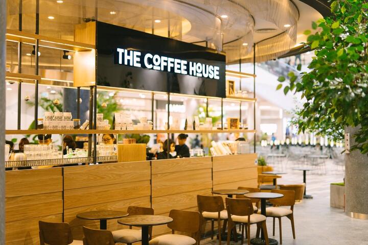 Nhiều cửa hàng The Coffee House bịt kín ổ cắm điện gây tranh cãi- Ảnh 6. Nhiều cửa hàng The Coffee House bịt kín ổ cắm điện gây tranh cãi- Ảnh 6.