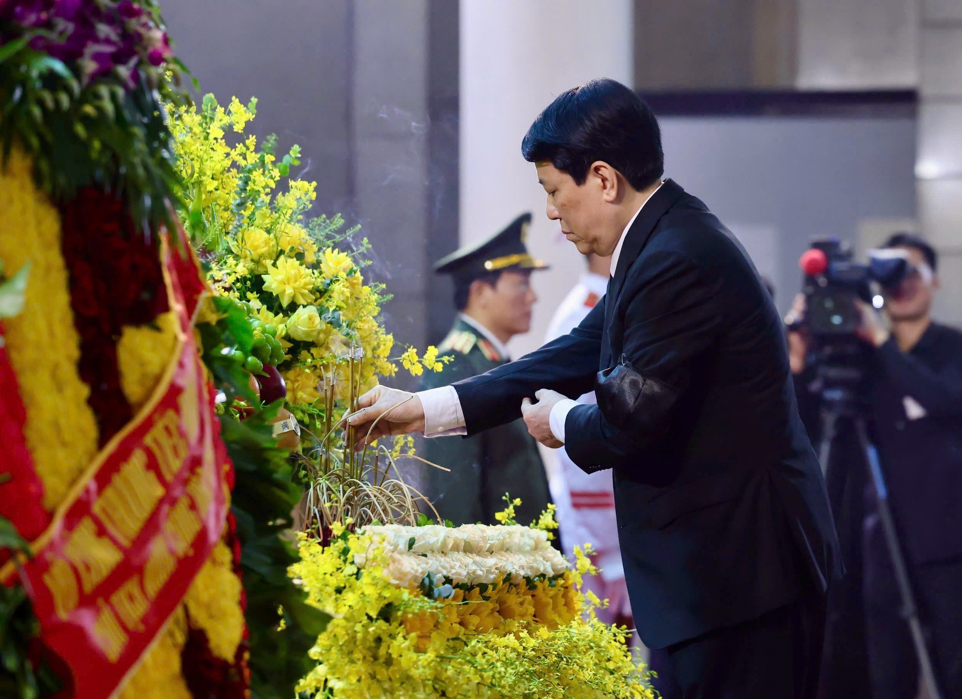 Lãnh đạo Đảng, Nhà nước viếng nguyên Chủ tịch nước Trần Đức Lương- Ảnh 5. Lãnh đạo Đảng, Nhà nước viếng nguyên Chủ tịch nước Trần Đức Lương- Ảnh 5.