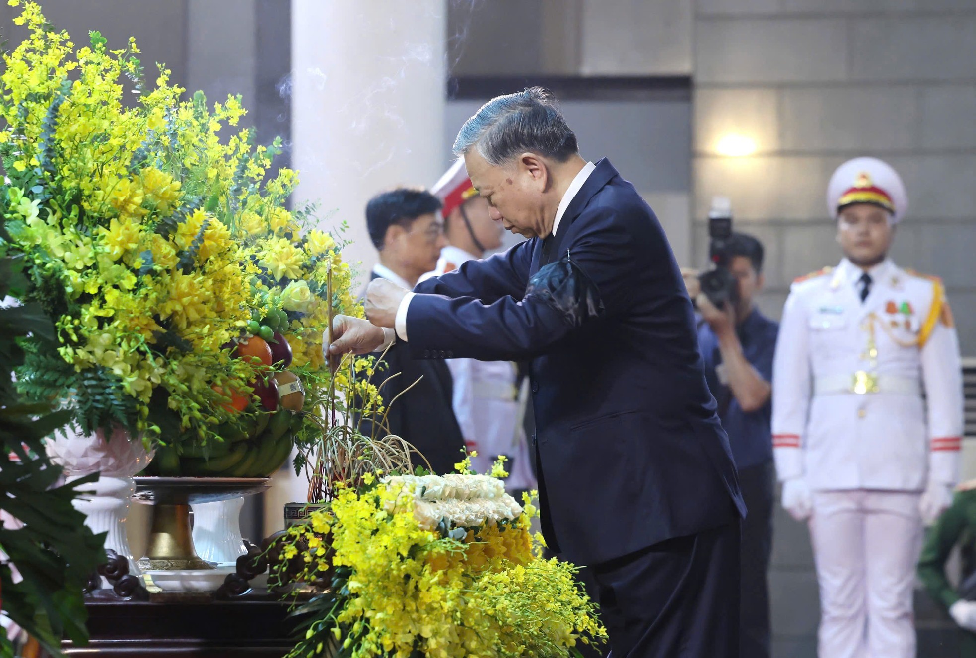 Lãnh đạo Đảng, Nhà nước viếng nguyên Chủ tịch nước Trần Đức Lương- Ảnh 2. Lãnh đạo Đảng, Nhà nước viếng nguyên Chủ tịch nước Trần Đức Lương- Ảnh 2.