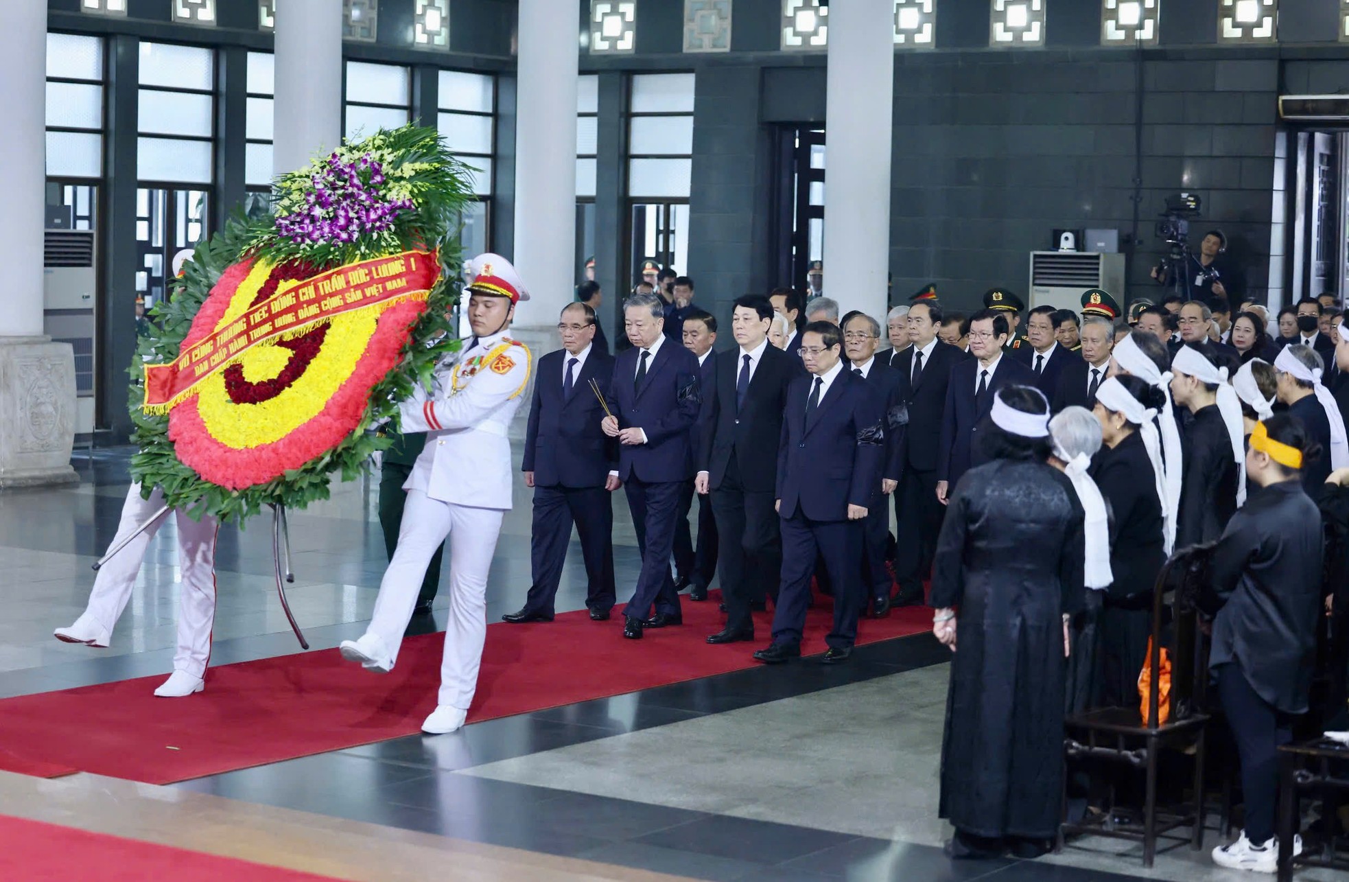Lãnh đạo Đảng, Nhà nước viếng nguyên Chủ tịch nước Trần Đức Lương- Ảnh 1. Lãnh đạo Đảng, Nhà nước viếng nguyên Chủ tịch nước Trần Đức Lương- Ảnh 1.