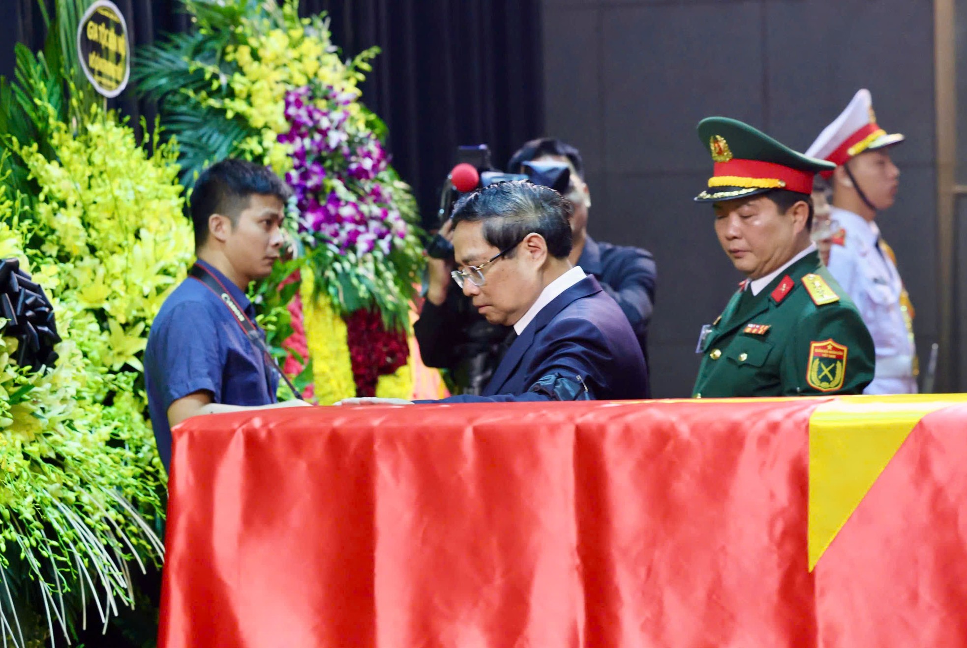 Lãnh đạo Đảng, Nhà nước viếng nguyên Chủ tịch nước Trần Đức Lương- Ảnh 9. Lãnh đạo Đảng, Nhà nước viếng nguyên Chủ tịch nước Trần Đức Lương- Ảnh 9.