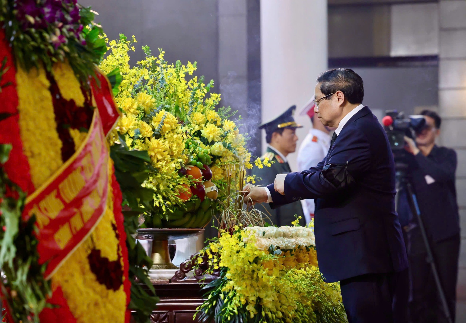Lãnh đạo Đảng, Nhà nước viếng nguyên Chủ tịch nước Trần Đức Lương- Ảnh 8. Lãnh đạo Đảng, Nhà nước viếng nguyên Chủ tịch nước Trần Đức Lương- Ảnh 8.