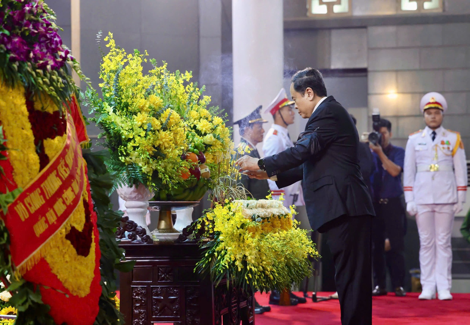 Lãnh đạo Đảng, Nhà nước viếng nguyên Chủ tịch nước Trần Đức Lương- Ảnh 10. Lãnh đạo Đảng, Nhà nước viếng nguyên Chủ tịch nước Trần Đức Lương- Ảnh 10.