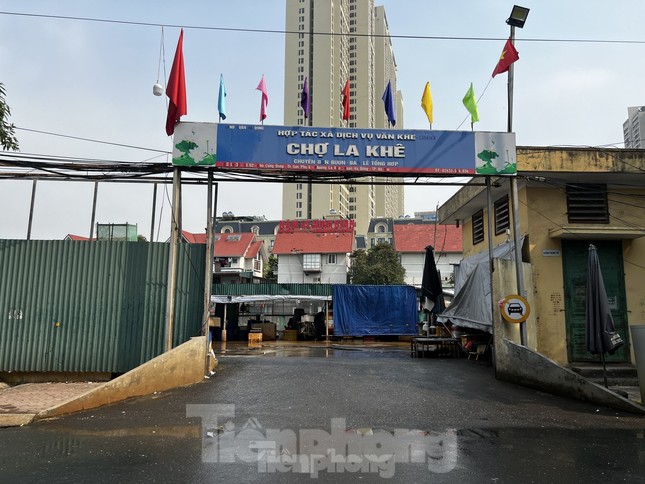 Chủ tịch Hà Nội phê bình Chủ tịch UBND quận Hà Đông do chậm trễ xử lý khu chợ trái phép- Ảnh 1.