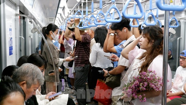 Có thể dùng căn cước gắn chip thay vé tháng đi metro TPHCM từ 1/6- Ảnh 1. Có thể dùng căn cước gắn chip thay vé tháng đi metro TPHCM từ 1/6- Ảnh 1.