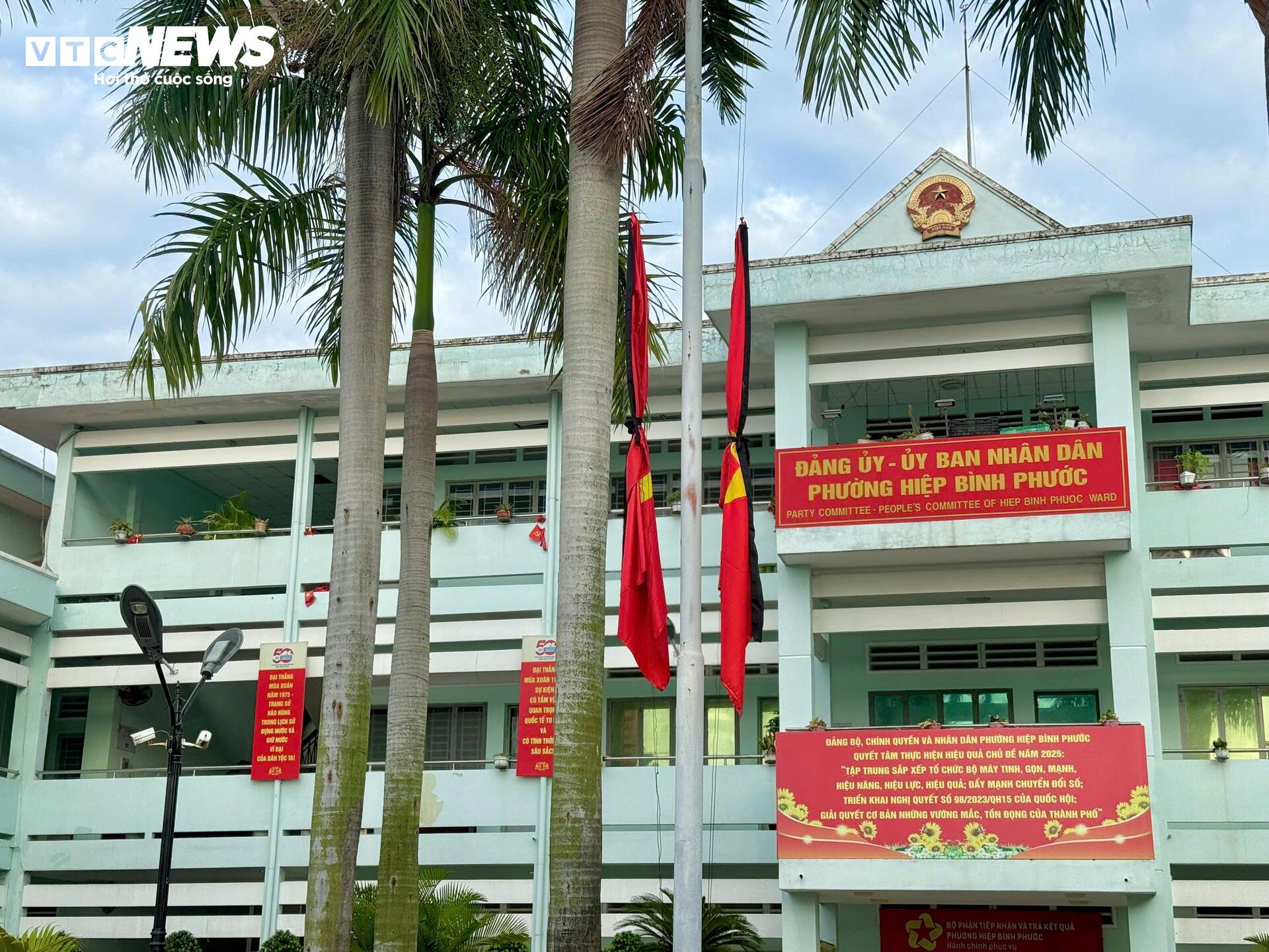 Hà Nội đồng loạt treo cờ rủ tưởng niệm nguyên Chủ tịch nước Trần Đức Lương- Ảnh 17. Hà Nội đồng loạt treo cờ rủ tưởng niệm nguyên Chủ tịch nước Trần Đức Lương- Ảnh 17.
