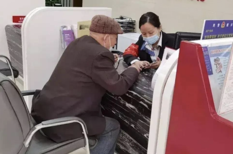 Ông cụ gửi hơn 720 triệu đồng vào tài khoản, 2 ngày sau số dư chỉ còn 0, ngân hàng khẳng định: “Lỗi là của ông”- Ảnh 1. Ông cụ gửi hơn 720 triệu đồng vào tài khoản, 2 ngày sau số dư chỉ còn 0, ngân hàng khẳng định: “Lỗi là của ông”- Ảnh 1.