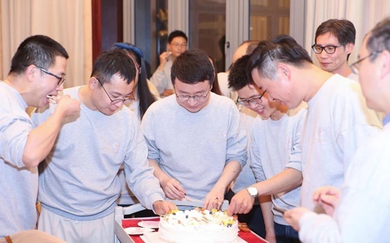Đi họp lớp, đeo chiếc đồng hồ Rolex đã hết pin: Về nhà, tôi nhận được dòng tin nhắn, chắc chắn không bao giờ quên- Ảnh 1.