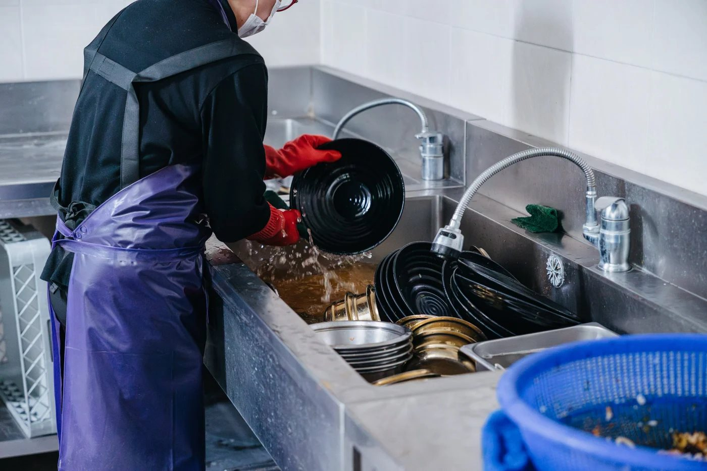 Không ngờ đến nghề này cũng bị cướp việc, nhân viên giờ chỉ biết rửa bát: "Chúng ta rồi thành vô dụng hết"- Ảnh 1. Không ngờ đến nghề này cũng bị cướp việc, nhân viên giờ chỉ biết rửa bát: "Chúng ta rồi thành vô dụng hết"- Ảnh 1.