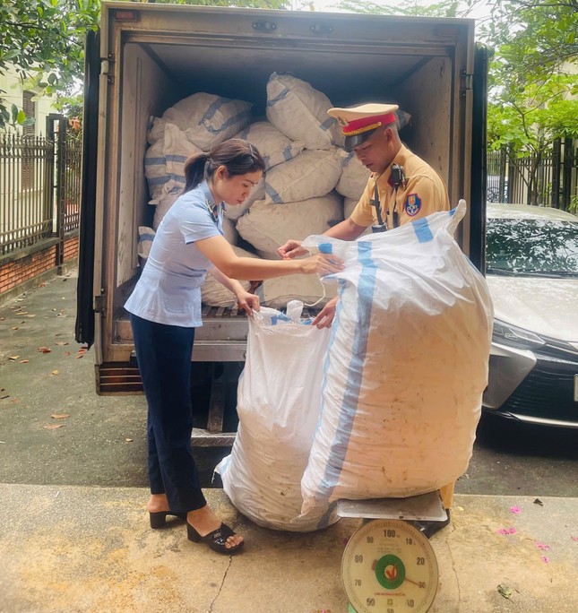 Hà Nội: Bắt giữ hơn 1 tấn chân gà chiên không rõ nguồn gốc- Ảnh 5. Hà Nội: Bắt giữ hơn 1 tấn chân gà chiên không rõ nguồn gốc- Ảnh 5.