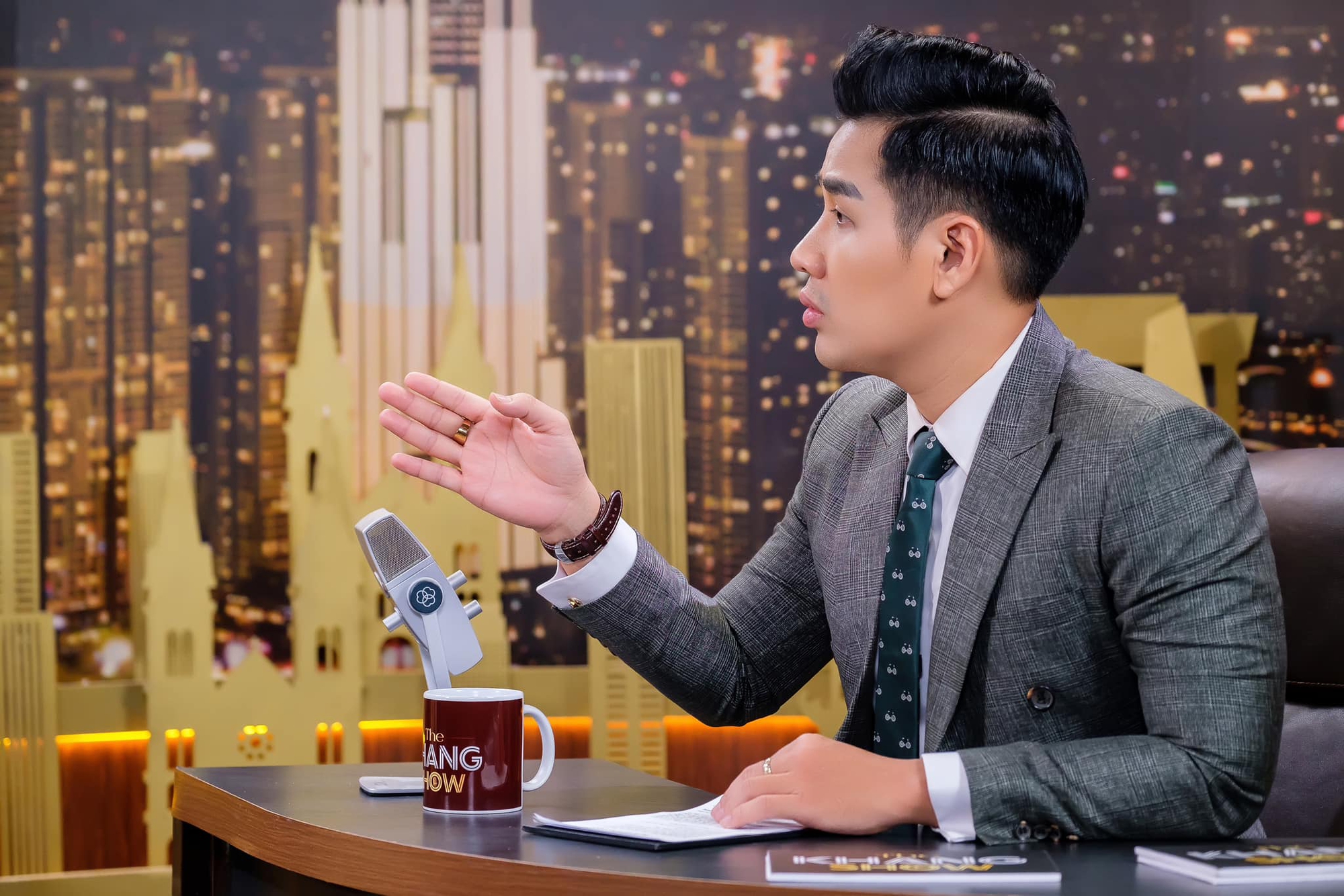 Nam ca sĩ từng sở hữu nhà hàng tiệc cưới trung tâm TP.HCM: "Tôi được bầu làm chủ tịch"- Ảnh 1.