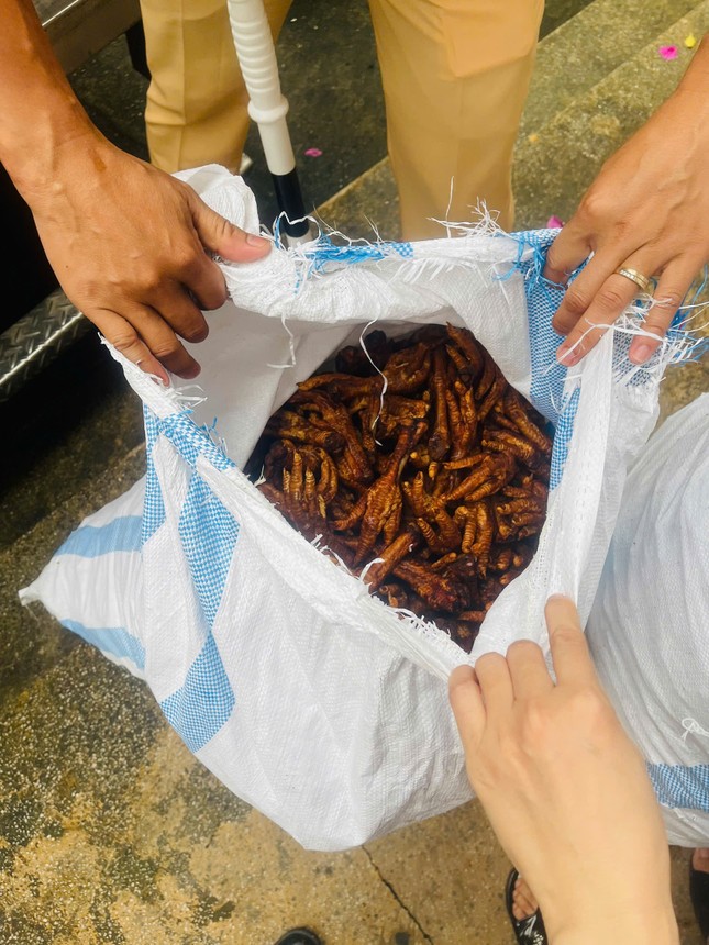 Hà Nội: Bắt giữ hơn 1 tấn chân gà chiên không rõ nguồn gốc- Ảnh 2. Hà Nội: Bắt giữ hơn 1 tấn chân gà chiên không rõ nguồn gốc- Ảnh 2.