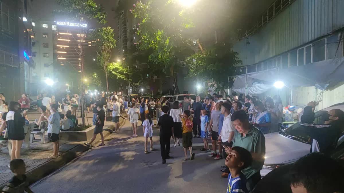 Cháy lớn ở tầng 27 chung cư C2 Xuân Đỉnh (Hà Nội), khói đen bốc nghi ngút- Ảnh 4. Cháy lớn ở tầng 27 chung cư C2 Xuân Đỉnh (Hà Nội), khói đen bốc nghi ngút- Ảnh 4.