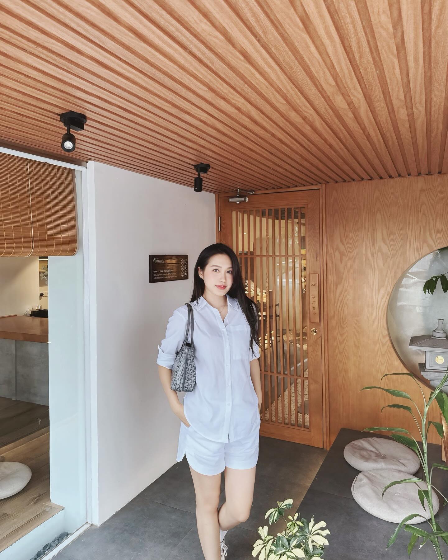 Doãn Hải My khoe chân dài, visual Doãn Hải My khoe chân dài, visual
