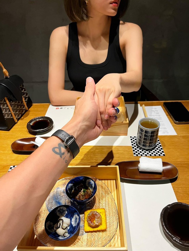 Đám cưới bí ẩn nhất Vbiz: Tổ chức linh đình nhưng không ai hay, dâu rể chỉ lộ diện qua ảnh "team qua đường"- Ảnh 5.