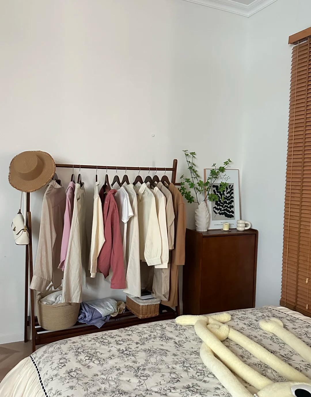 Tủ quần áo truyền thống dần biến mất khỏi phòng ngủ: Nhều người chuyển sang 3 cách này vì tiện hơn, đẹp hơn và rẻ một nửa- Ảnh 5. Tủ quần áo truyền thống dần biến mất khỏi phòng ngủ: Nhều người chuyển sang 3 cách này vì tiện hơn, đẹp hơn và rẻ một nửa- Ảnh 5.