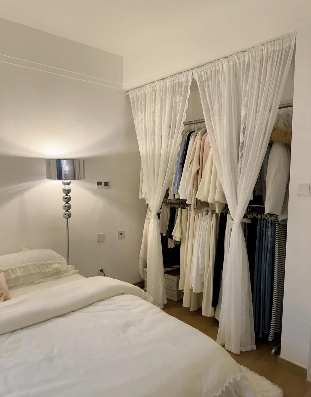 Tủ quần áo truyền thống dần biến mất khỏi phòng ngủ: Nhều người chuyển sang 3 cách này vì tiện hơn, đẹp hơn và rẻ một nửa- Ảnh 6. Tủ quần áo truyền thống dần biến mất khỏi phòng ngủ: Nhều người chuyển sang 3 cách này vì tiện hơn, đẹp hơn và rẻ một nửa- Ảnh 6.