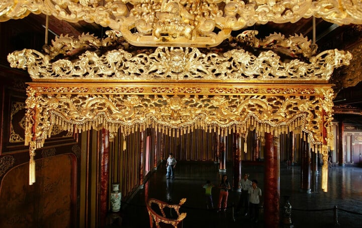 Cận cảnh ngai vàng triều Nguyễn hơn 200 năm tuổi vừa bị đập gãy- Ảnh 14. Cận cảnh ngai vàng triều Nguyễn hơn 200 năm tuổi vừa bị đập gãy- Ảnh 14.