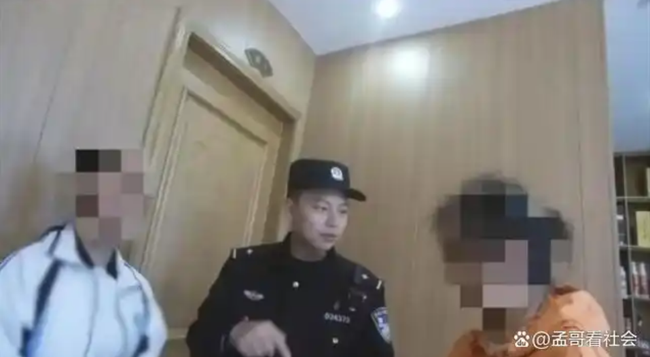 Thấy 2 mẹ con vào quán ăn, gọi món nhưng lại không ăn, chủ quán liền gọi cảnh sát: Nhờ vậy mà cứu cả một gia đình!- Ảnh 2.