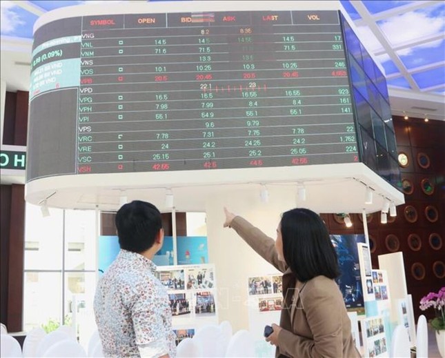 Giới đầu tư chứng khoán đang đổ dồn sự chú ý vào điều gì?- Ảnh 1. Giới đầu tư chứng khoán đang đổ dồn sự chú ý vào điều gì?- Ảnh 1.