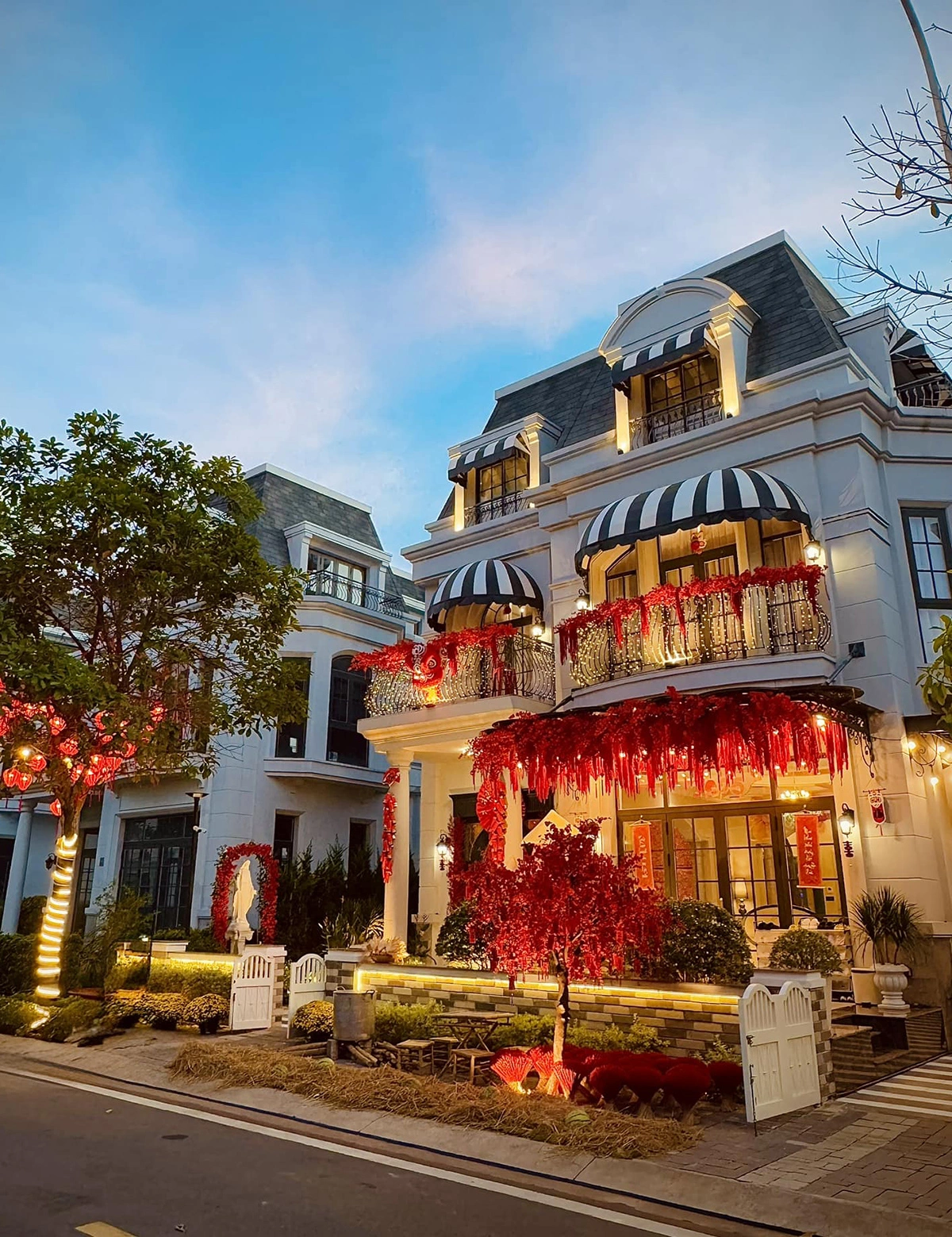 Cuộc sống nhiều ồn ào của nữ nghệ sĩ ở biệt thự 300m2 quận 7, xây biệt thự 400 tỷ đầy bí ẩn- Ảnh 2. Cuộc sống nhiều ồn ào của nữ nghệ sĩ ở biệt thự 300m2 quận 7, xây biệt thự 400 tỷ đầy bí ẩn- Ảnh 2.