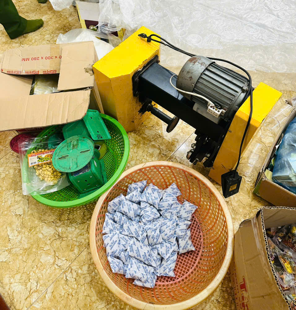 Khởi tố nữ chủ xưởng sản xuất hàng loạt đồ ăn vặt "sạch, ngon" giả- Ảnh 2. Khởi tố nữ chủ xưởng sản xuất hàng loạt đồ ăn vặt "sạch, ngon" giả- Ảnh 2.
