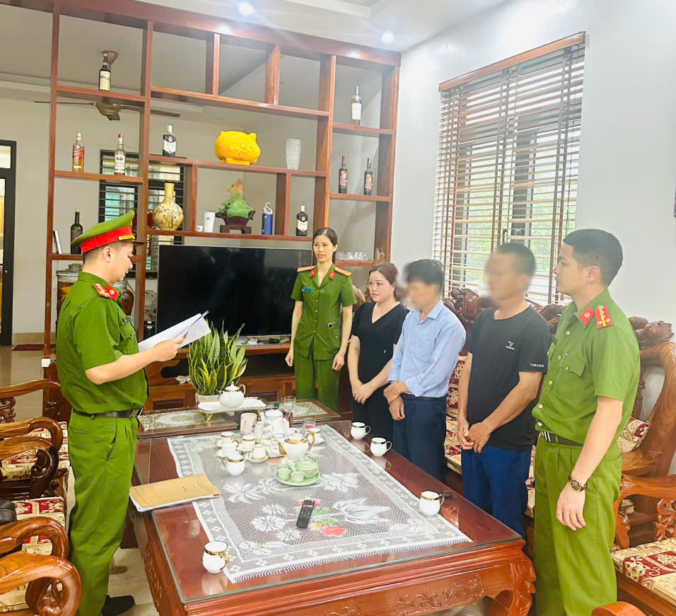 Khởi tố nữ chủ xưởng sản xuất hàng loạt đồ ăn vặt "sạch, ngon" giả- Ảnh 1. Khởi tố nữ chủ xưởng sản xuất hàng loạt đồ ăn vặt "sạch, ngon" giả- Ảnh 1.