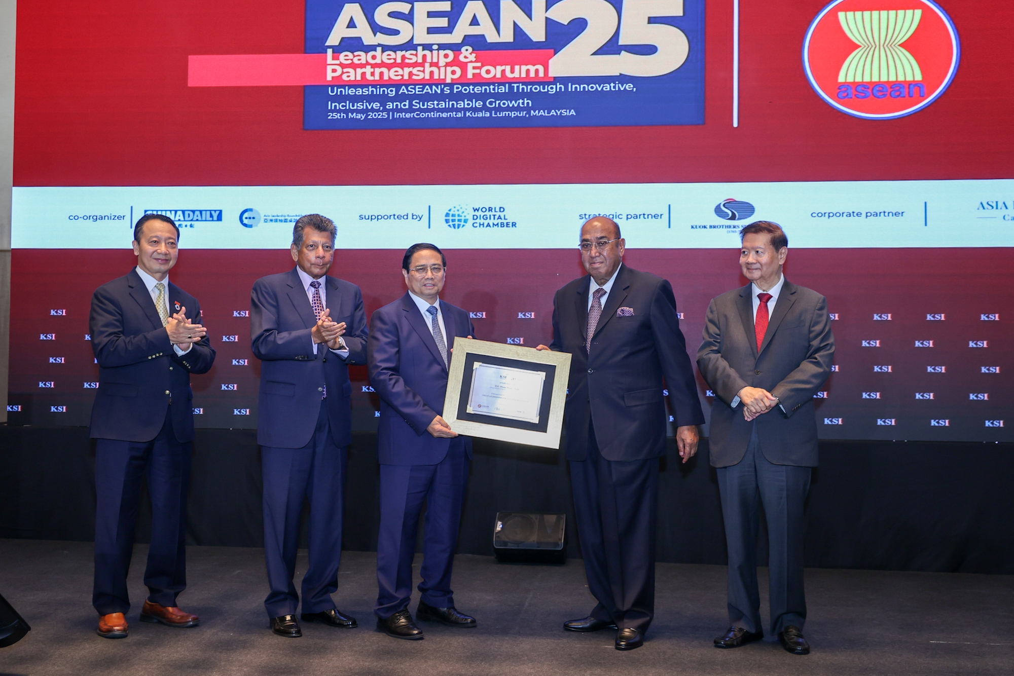 Thủ tướng Phạm Minh Chính là Nhà Lãnh đạo ASEAN tiêu biểu năm 2025- Ảnh 1. Thủ tướng Phạm Minh Chính là Nhà Lãnh đạo ASEAN tiêu biểu năm 2025- Ảnh 1.