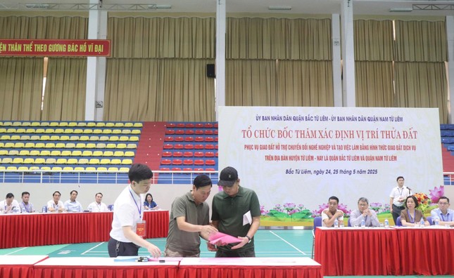 Gần 20 năm chờ đợi, người đàn ông bốc thăm được lô đất dịch vụ 3 mặt tiền- Ảnh 1. Gần 20 năm chờ đợi, người đàn ông bốc thăm được lô đất dịch vụ 3 mặt tiền- Ảnh 1.