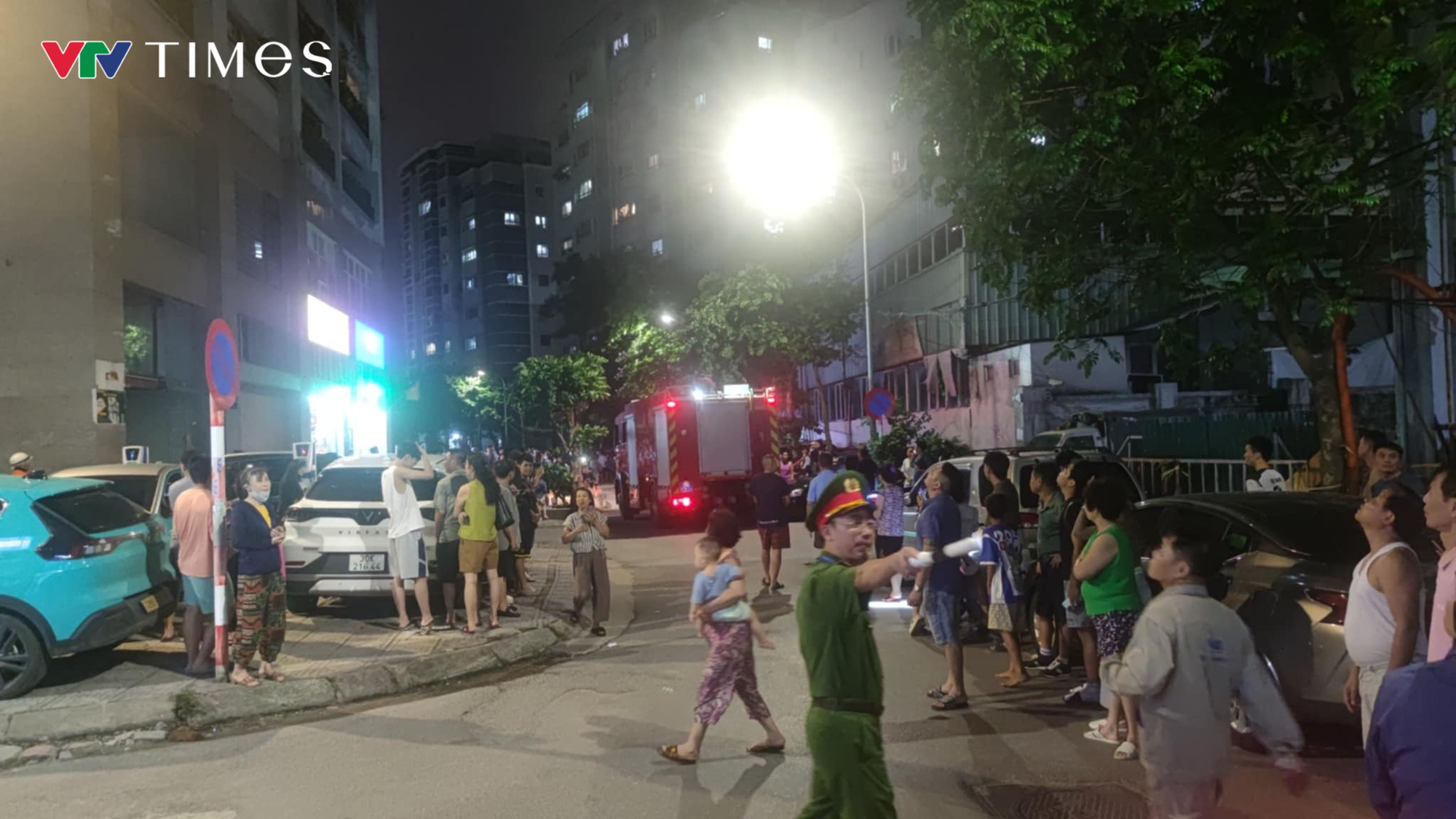 Cháy lớn ở tầng 27 chung cư C2 Xuân Đỉnh (Hà Nội), khói đen bốc nghi ngút- Ảnh 3. Cháy lớn ở tầng 27 chung cư C2 Xuân Đỉnh (Hà Nội), khói đen bốc nghi ngút- Ảnh 3.