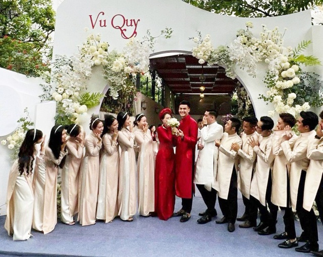 Đám cưới bí ẩn nhất Vbiz: Tổ chức linh đình nhưng không ai hay, dâu rể chỉ lộ diện qua ảnh "team qua đường"- Ảnh 1.