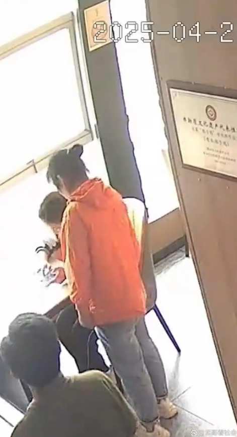 Thấy 2 mẹ con vào quán ăn, gọi món nhưng lại không ăn, chủ quán liền gọi cảnh sát: Nhờ vậy mà cứu cả một gia đình!- Ảnh 1.