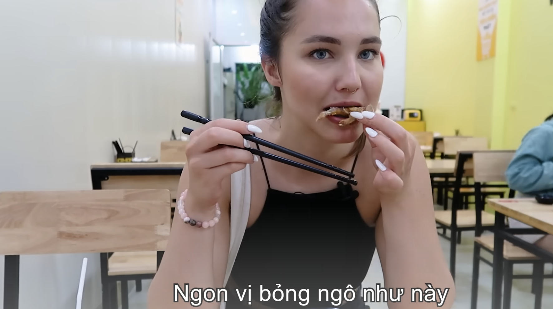 Khách Tây "ăn sập" phố cổ Hà Nội, phát hiện món chân ái của cuộc đời: "Không món Hungary nào ngon bằng"- Ảnh 3. Khách Tây "ăn sập" phố cổ Hà Nội, phát hiện món chân ái của cuộc đời: "Không món Hungary nào ngon bằng"- Ảnh 3.