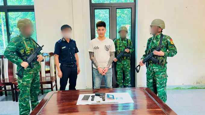 Bắt Tống Thanh Phong khi vừa nhập cảnh về nước- Ảnh 1. Bắt Tống Thanh Phong khi vừa nhập cảnh về nước- Ảnh 1.