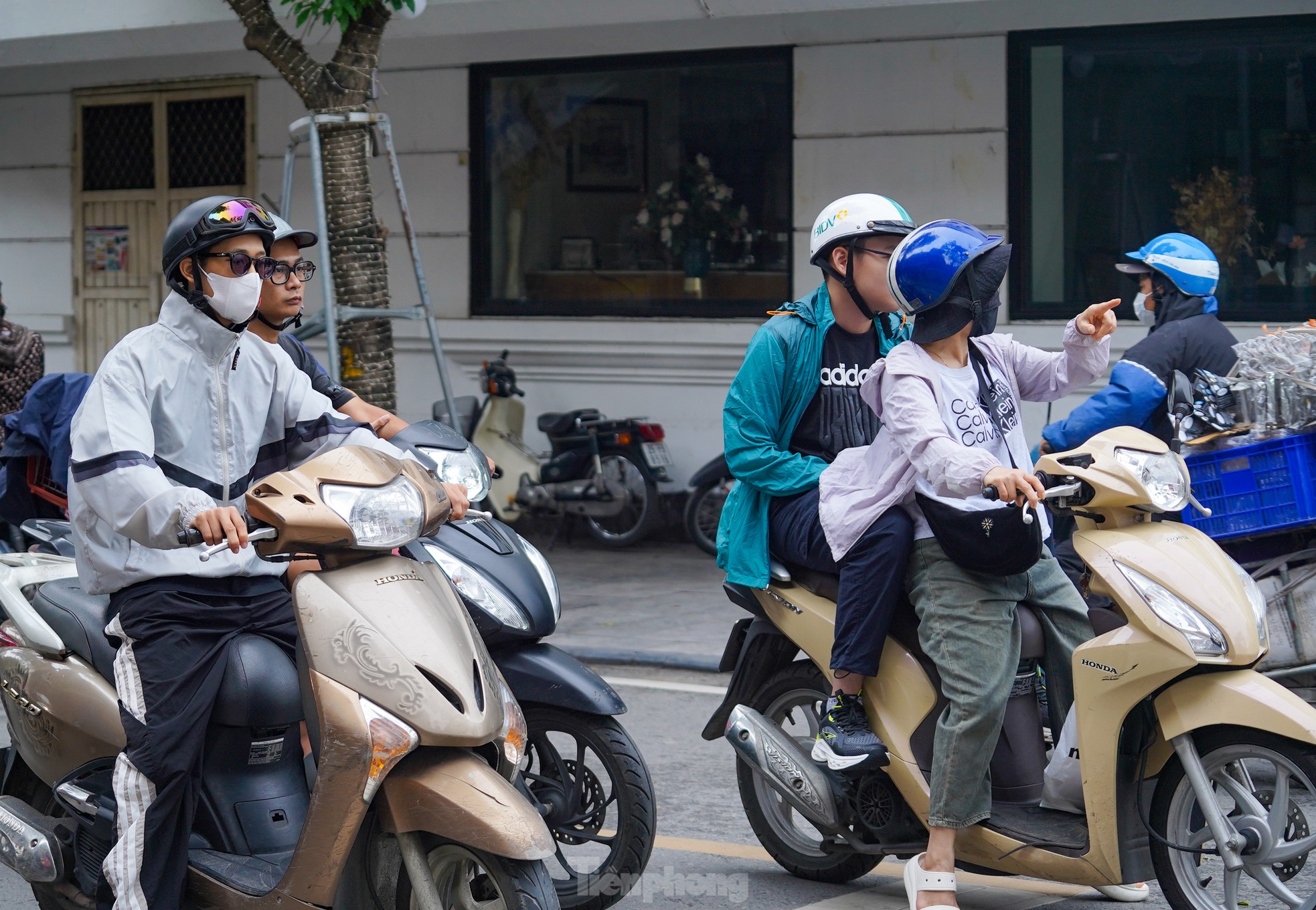 Bất thường Hà Nội đón không khí lạnh giữa mùa hè- Ảnh 2. Bất thường Hà Nội đón không khí lạnh giữa mùa hè- Ảnh 2.
