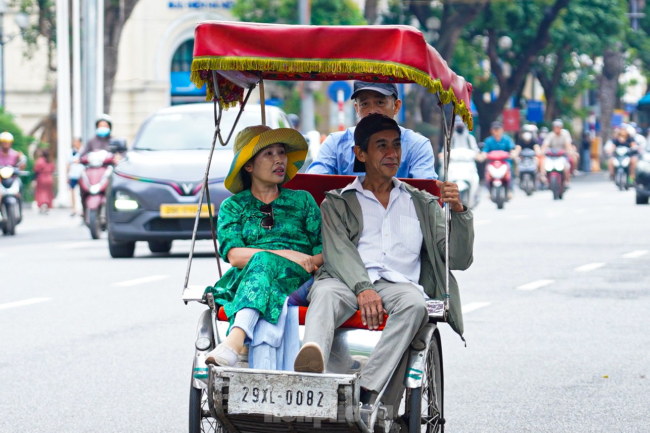 Bất thường Hà Nội đón không khí lạnh giữa mùa hè- Ảnh 13. Bất thường Hà Nội đón không khí lạnh giữa mùa hè- Ảnh 13.