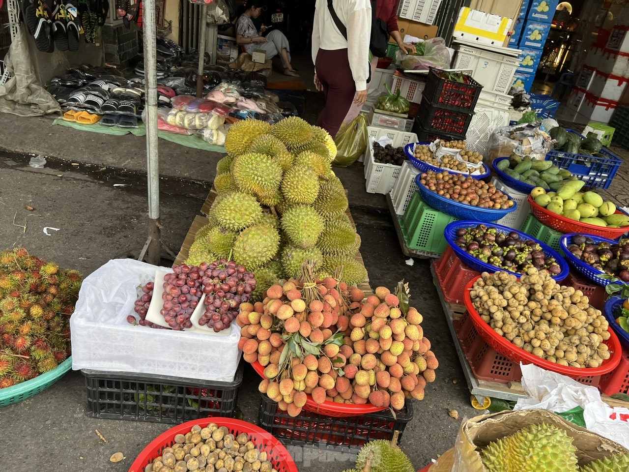 Vải thiều vào vụ, giá rẻ bất ngờ- Ảnh 12. Vải thiều vào vụ, giá rẻ bất ngờ- Ảnh 12.