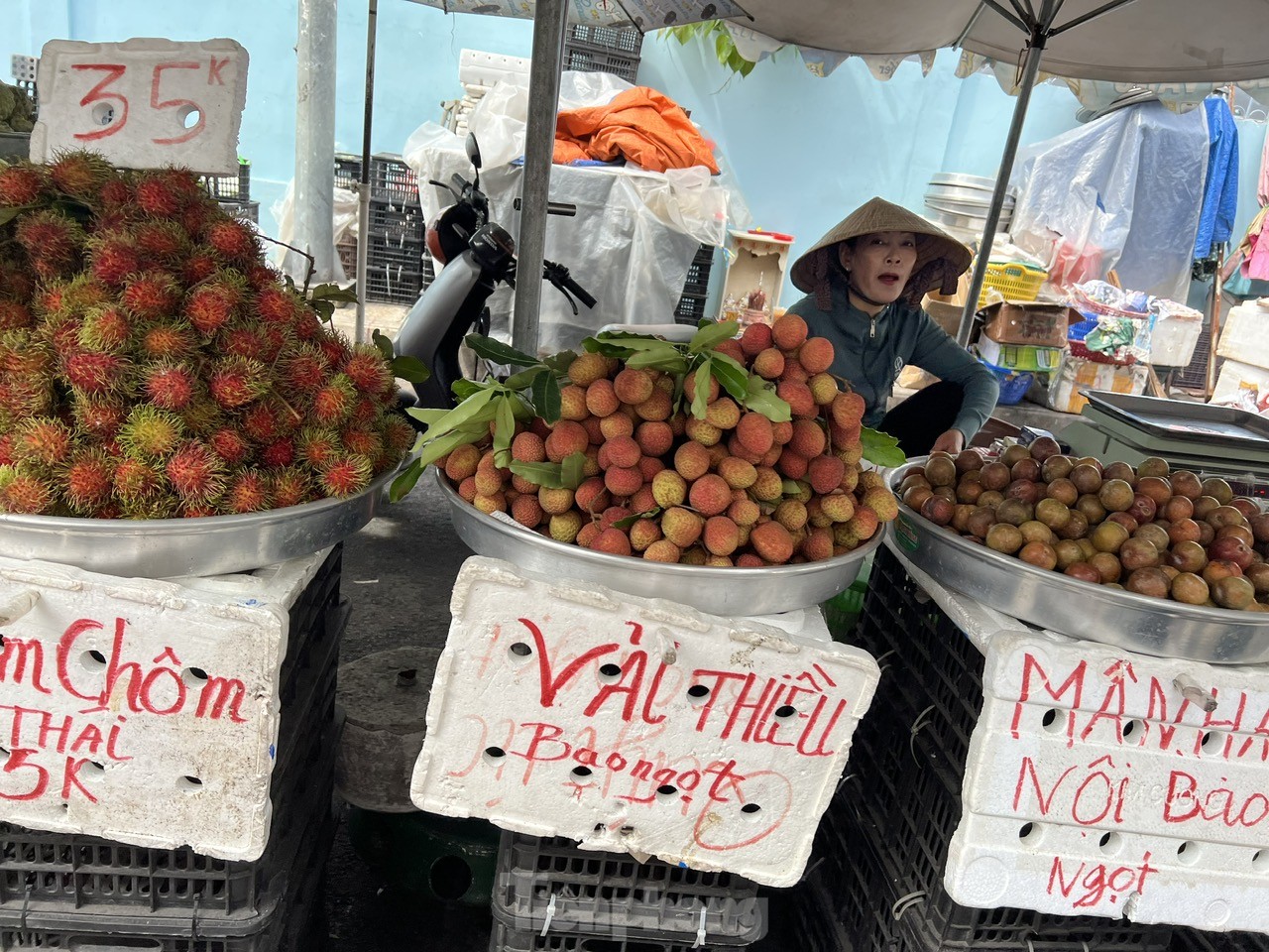 Vải thiều vào vụ, giá rẻ bất ngờ- Ảnh 5. Vải thiều vào vụ, giá rẻ bất ngờ- Ảnh 5.