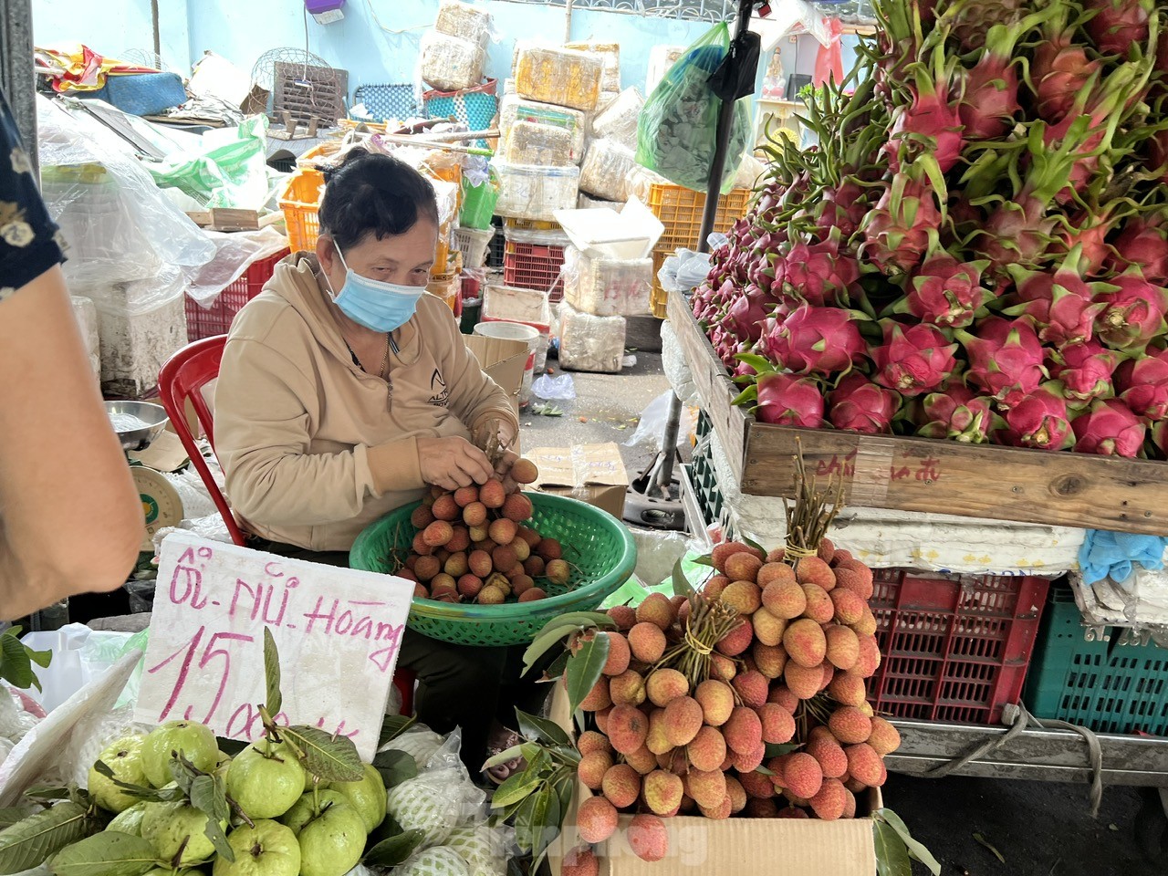 Vải thiều vào vụ, giá rẻ bất ngờ- Ảnh 3. Vải thiều vào vụ, giá rẻ bất ngờ- Ảnh 3.