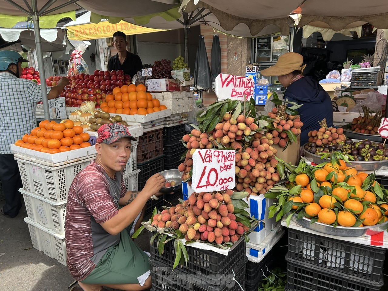 Vải thiều vào vụ, giá rẻ bất ngờ- Ảnh 4. Vải thiều vào vụ, giá rẻ bất ngờ- Ảnh 4.