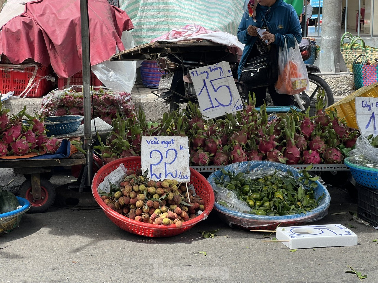 Vải thiều vào vụ, giá rẻ bất ngờ- Ảnh 7. Vải thiều vào vụ, giá rẻ bất ngờ- Ảnh 7.