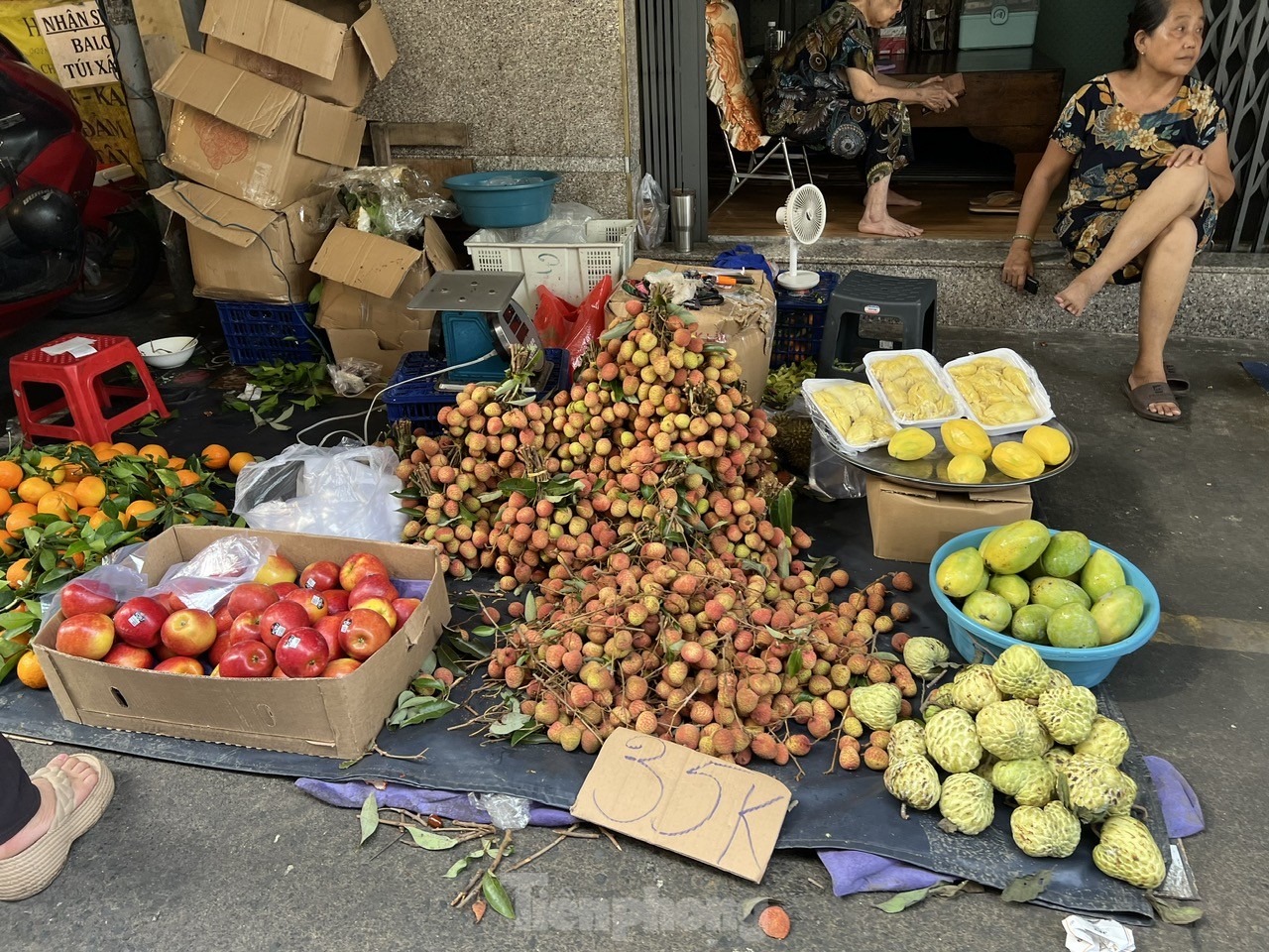 Vải thiều vào vụ, giá rẻ bất ngờ- Ảnh 8. Vải thiều vào vụ, giá rẻ bất ngờ- Ảnh 8.