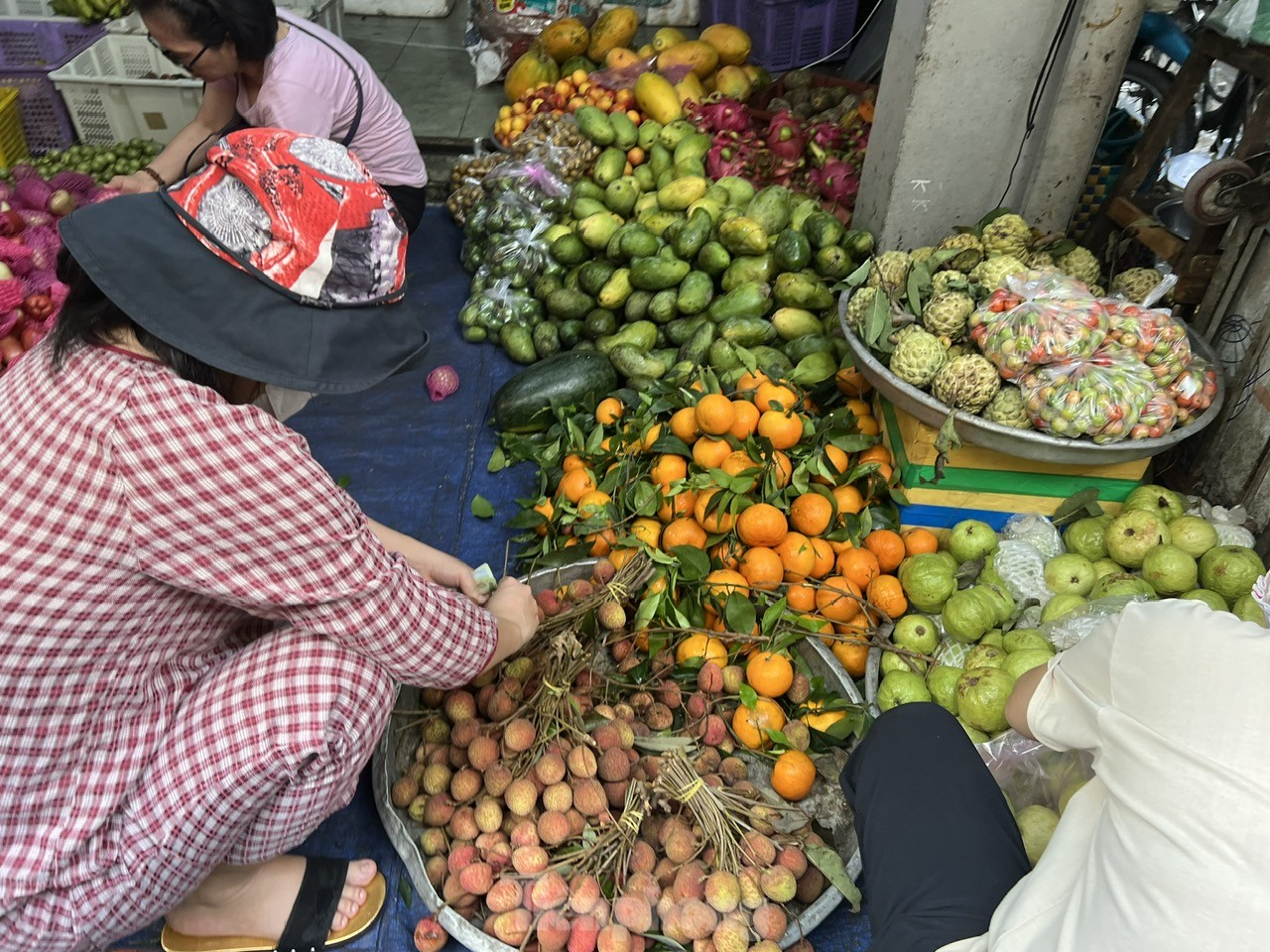 Vải thiều vào vụ, giá rẻ bất ngờ- Ảnh 6. Vải thiều vào vụ, giá rẻ bất ngờ- Ảnh 6.