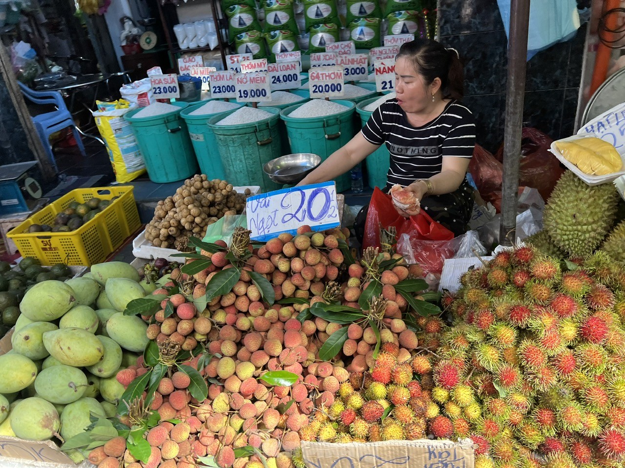 Vải thiều vào vụ, giá rẻ bất ngờ- Ảnh 11. Vải thiều vào vụ, giá rẻ bất ngờ- Ảnh 11.
