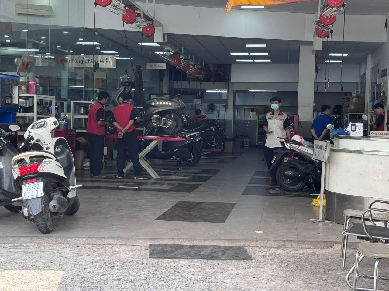 Siết kiểm định khí thải mô tô, xe máy- Ảnh 1. Siết kiểm định khí thải mô tô, xe máy- Ảnh 1.